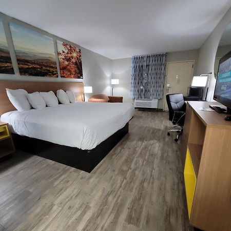 Days Inn By Wyndham Biscoe Esterno foto